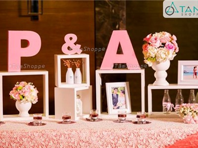 Chữ gỗ P&A trang trí bàn tiệc cưới