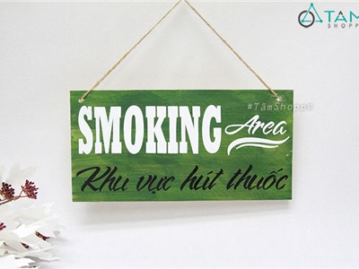 Bảng treo khu vực hút thuốc vẽ tay trên gỗ tông xanh lá