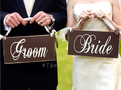 Bảng hashtag cầm tay chụp hình cưới Bride Groom nâu trắng bộ 2 cái trang trí cưới TTC-15