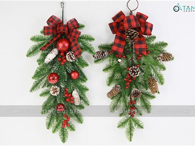 Cành thông treo Noel lá PE nơ đỏ caro D60cm CTHTR-X-01