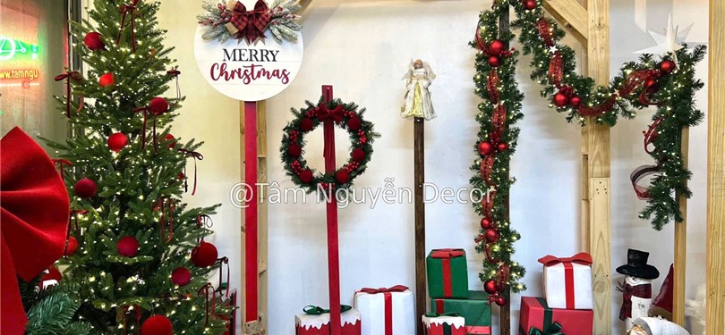 MẪU CÂY THÔNG NOEL TRANG TRÍ ĐẸP THỰC HIỆN BỞI TÂM NGUYỄN DECOR
