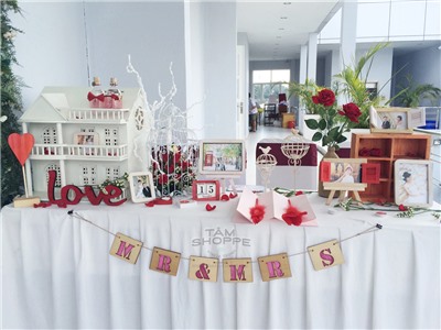 #Repost: Tự trang trí bàn Gallery đám cưới tone màu Đỏ/ Trắng