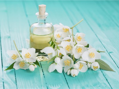 Mẹo hay khi sử dụng tinh dầu Hoa lài cho da và tóc