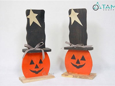 Bí ngô Halloween đội nón gỗ gắn sao để bàn
