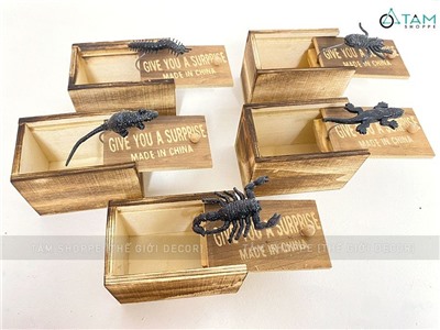 Hộp gỗ đồ chơi hù dọa con nhện bọ cạp đen HLW-ĐCH-01