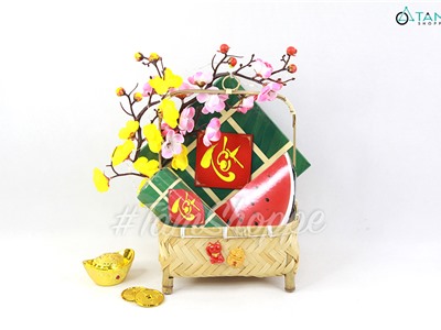 Tiểu cảnh Tết để bàn giỏ tre vuông mai đào bánh chưng C30cm TCĐB-01-T