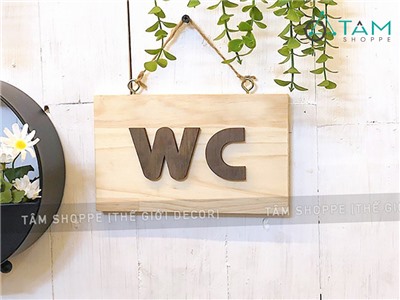 Bảng WC treo cửa gỗ tự nhiên chữ nâu đen đơn giản BTCK-WC-02