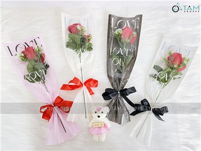 Bó 1 bông hồng sáp đỏ giấy kiếng chữ LOVE [Tặng Sticker - Gói đẹp] HOASAP-07