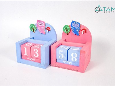 Lịch gỗ cú mèo có khay cắm bút