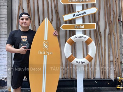 Concept cây chỉ đường decor biển “Summer Direction” + Ván lướt sóng Logo theo yêu cầu [2026 - Tâm Nguyễn Decor] CC-BIEN-2604