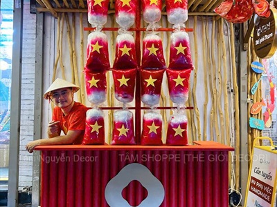 Quầy kẹo bông gòn yêu nước tại Khoai Lang Nướng [2025 - Tâm Nguyễn Decor] CC-VIETNAM-01