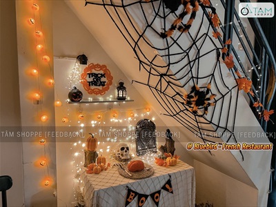 Tham khảo ý tưởng trang trí Halloween cho nhà hàng từ Bluebird French Restaurant | Feedback