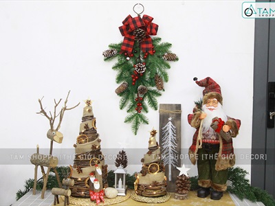Cành thông treo Noel lá PE nơ đỏ caro D60cm CTHTR-X-01