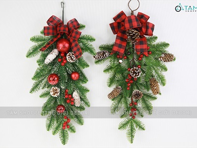 Cành thông treo Noel lá PE nơ đỏ caro D60cm CTHTR-X-01