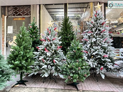 Cây thông Noel phủ tuyết lá PE gắn chùm đỏ liti cao từ 150-200cm X-TREE-39