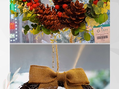Vòng nguyệt quế Noel lá táo ba thông nơ vải bố ĐK30cm X-VNGQ-29