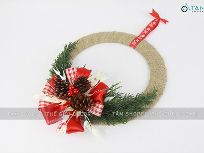 Vòng nguyệt quế Noel vải bố nơ đỏ lớn thông lá kim ĐK30cm X-VNGQ-30