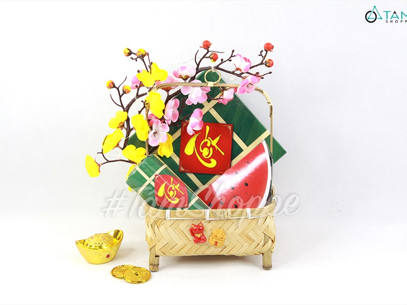 Tiểu cảnh Tết để bàn giỏ tre vuông mai đào bánh chưng C30cm TCĐB-TET-01