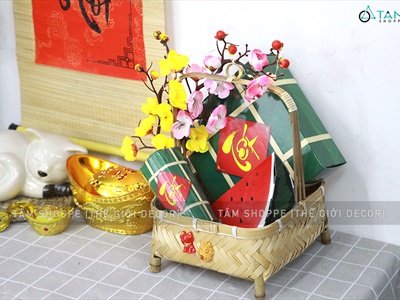 Tiểu cảnh Tết để bàn giỏ tre vuông mai đào bánh chưng C30cm TCĐB-TET-01