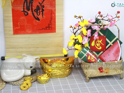 Tiểu cảnh Tết để bàn giỏ tre vuông mai đào bánh chưng C30cm TCĐB-TET-01