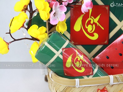 Tiểu cảnh Tết để bàn giỏ tre vuông mai đào bánh chưng C30cm TCĐB-TET-01