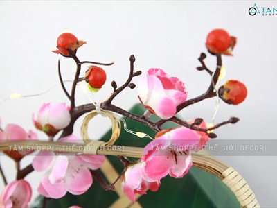 Tiểu cảnh Tết để bàn giỏ tre vuông mai đào bánh chưng C30cm TCĐB-TET-01