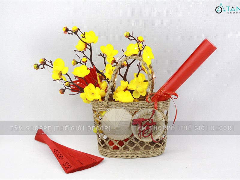 Tiểu cảnh Tết giỏ cói 2 nón chữ Tết giấy đỏ C28cm TCĐB-TET-02