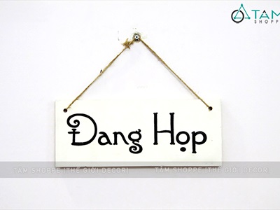 Bảng treo cửa chữ Đang họp trắng đen [Chữ nổi - Kèm dây] BTC-HOP-01