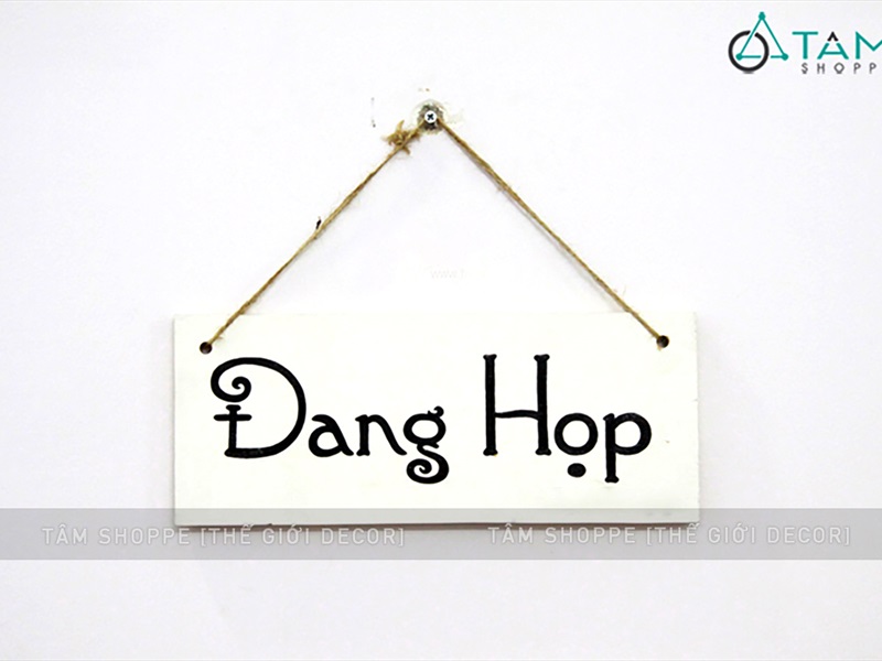 Bảng treo cửa chữ Đang họp trắng đen [Chữ nổi - Kèm dây] BTC-HOP-01