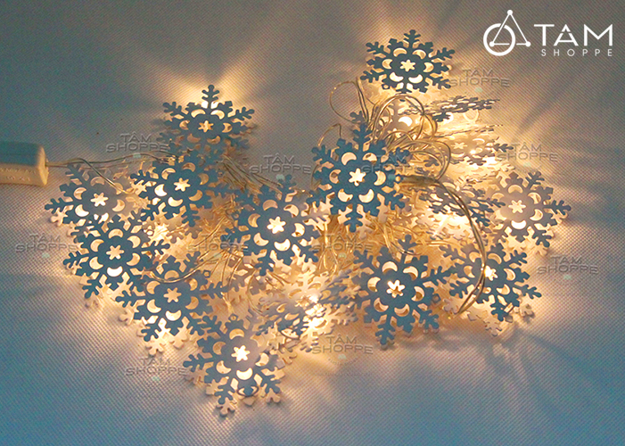Decor dây Noel (Christmas string decoration): Với những sợi dây Noel đầy sắc màu trang trí trên cây thông hay trang trí trong phòng, bạn sẽ có một Không gian sống rực rỡ và ấm cúng hơn bao giờ hết. Hãy tận hưởng mùa lễ hội đặc biệt này với những sản phẩm trang trí tuyệt đẹp từ dây Noel.